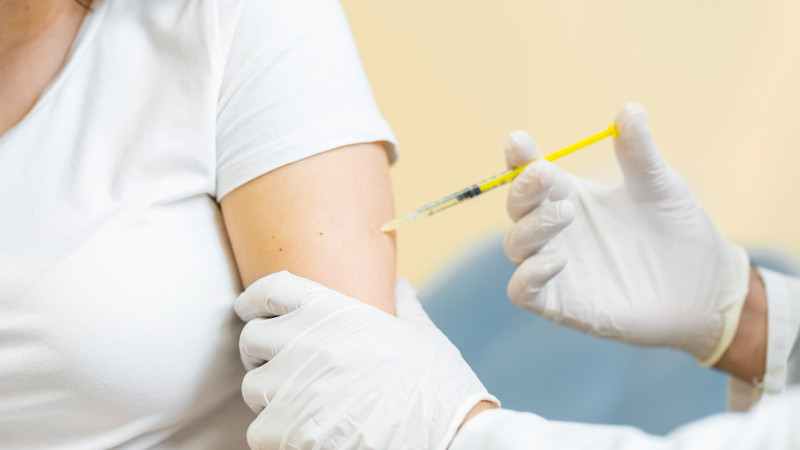 Кого будут вакцинировать от коронавируса в первую очередь в Казахстане